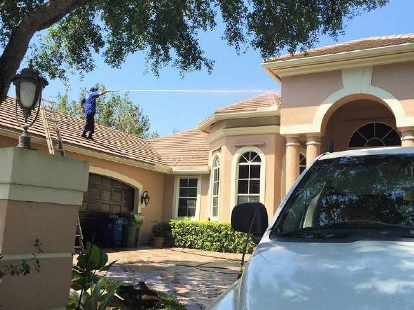 Selling Your House? Time For A Roof Pressure Cleaning